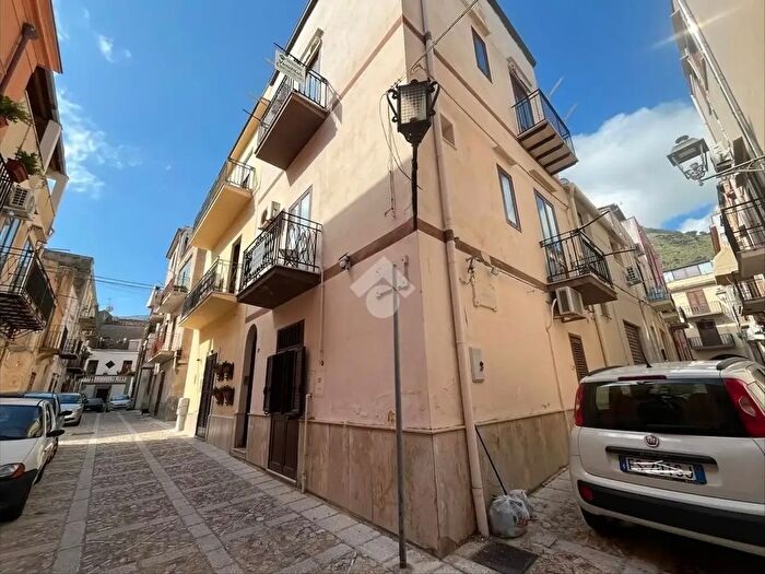 Casa con 6 locali in vendita in Via Arciprete Militelli, Castellammare Del Golfo