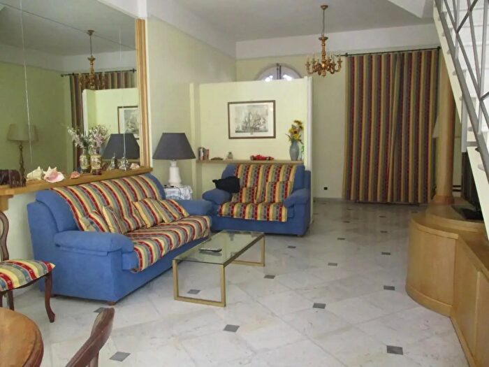Casa con 7 locali in vendita in Viareggio