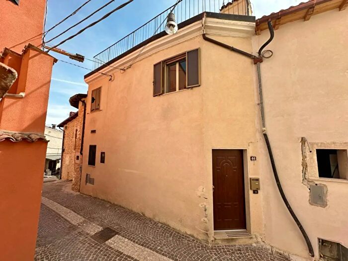 Casa trilocale in vendita in Via del Protettore Snc, San Pio Delle Camere