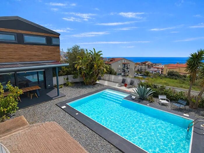Casa con 6 locali in vendita in Vico PrimoVia Savoca, Santa Teresa Di Riva