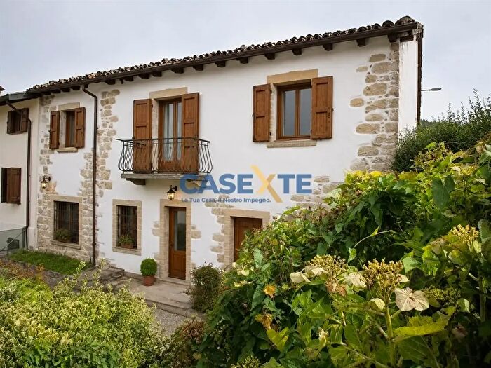 Casa con 5 locali in vendita in Selvino