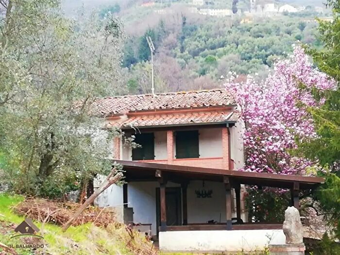 Casa con 10 locali in vendita in Lucca