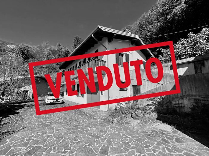 Casa con 5 locali in vendita in Vito DAsio