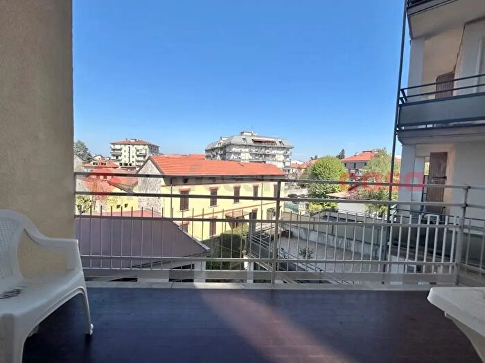 Appartamento trilocale in vendita in Via Roma, Arona