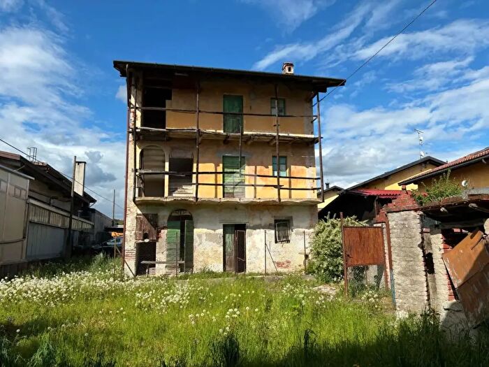 Casa trilocale in vendita in Via Roma, Agrate Conturbia