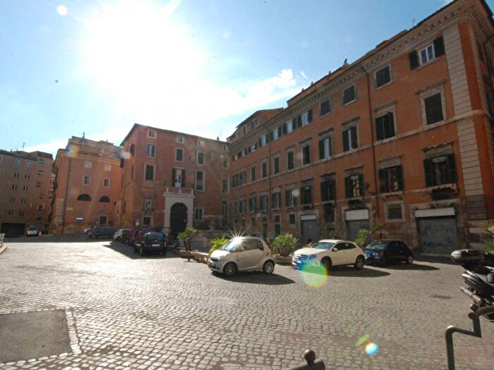 Appartamento quadrilocale in affitto in Piazza delle Cinque Scole, Ghetto Portico d'Ottavia, Roma