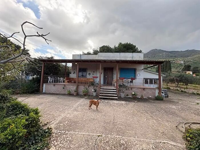 Casa quadrilocale in vendita in Via delle Mandorle, Valderice