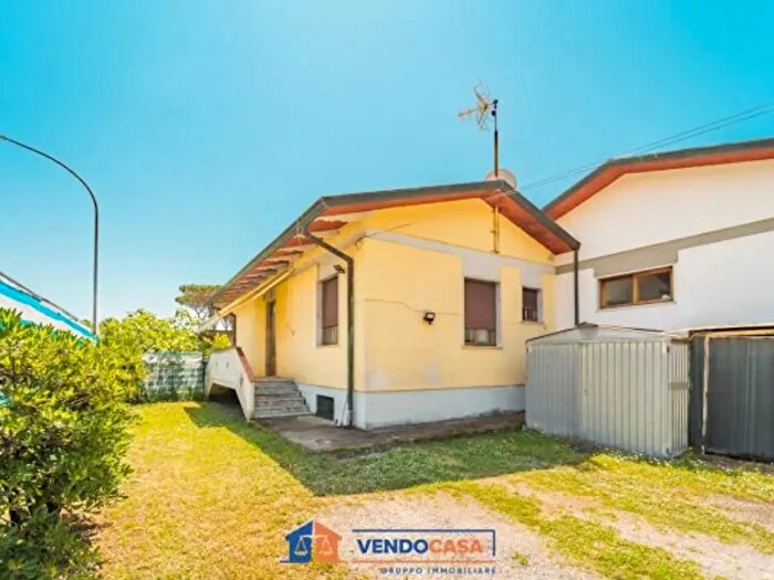 Casa quadrilocale in vendita in Via dei Campeggi, Massa