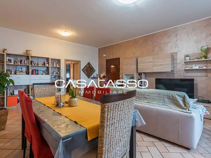 Appartamento con 8 locali in vendita in Via Via dei Velini, Macerata