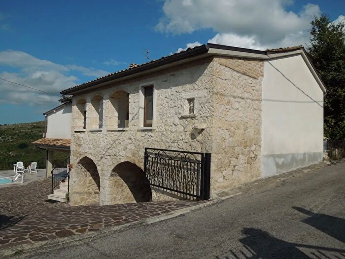 Casa con 6 locali in vendita in Via Costa del Colle, Roccamorice
