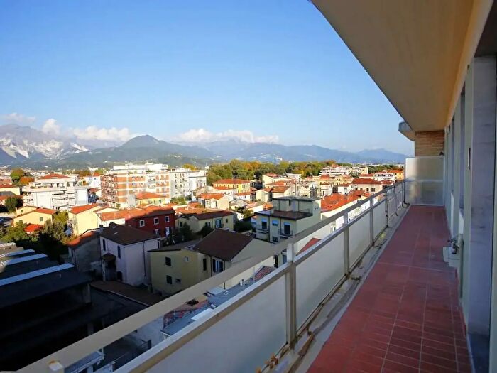 Appartamento quadrilocale in vendita in Via Fiorillo, Carrara