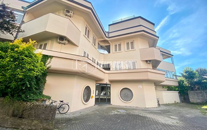 Appartamento trilocale in vendita in Via Silvio Pellico, Massa