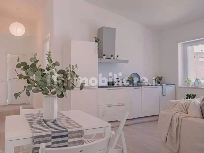 Appartamento trilocale in vendita in Via Aquileia, Roma