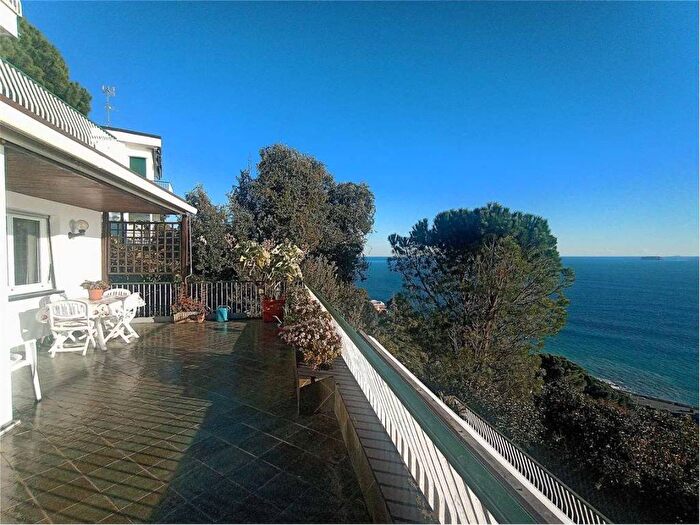 Appartamento con 6 locali in affitto in via DellErica, Pineta, Arenzano