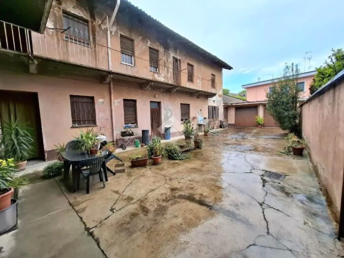 Casa con 6 locali in vendita in Via Dante Alighieri, Inveruno