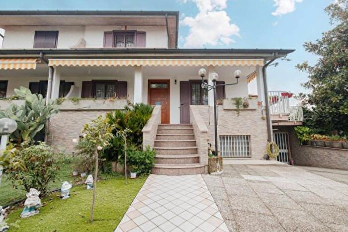 Casa quadrilocale in vendita in Via Giacomo Leopardi, Masate