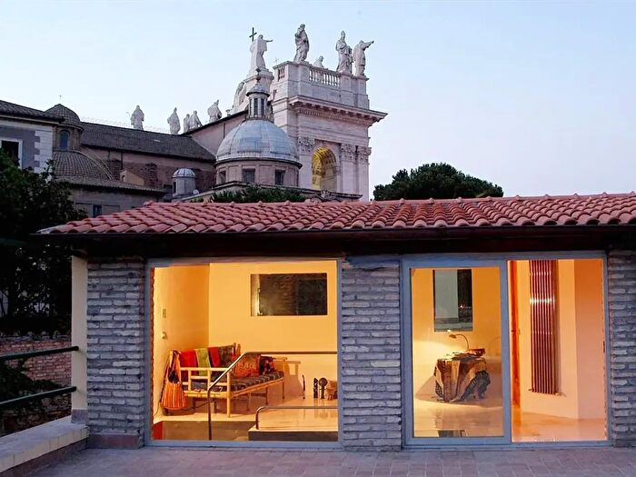 Appartamento con 5 locali in vendita in Via Locri, Roma