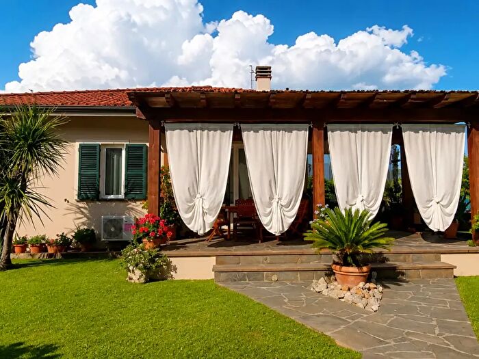 Casa con 8 locali in vendita in Oggio Barilotto, Camaiore