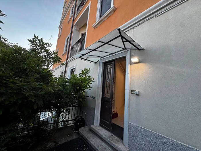 Appartamento quadrilocale in vendita in Via Crispi, Como