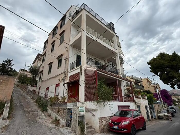 Appartamento quadrilocale in vendita in Via Francesco Baracca, Palermo