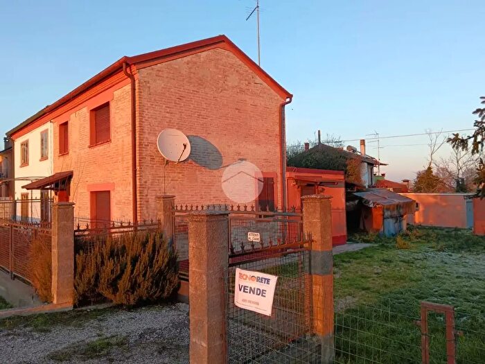 Casa quadrilocale in vendita in Via Bologna, Ferrara