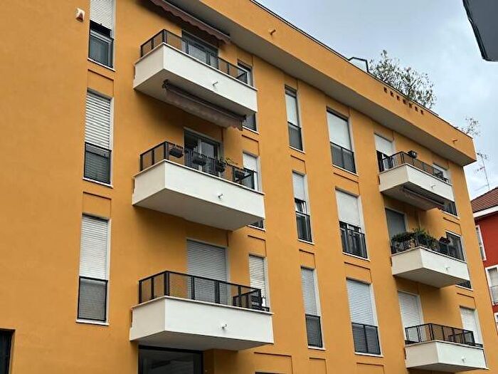 Appartamento trilocale in affitto in Via Andrea Maffei, Montenero, Milano
