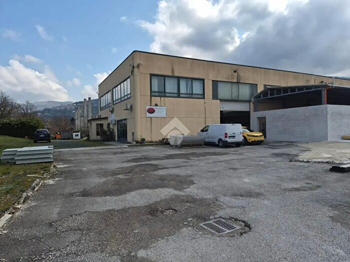 Appartamento con 14 locali in vendita in Via Industriale, Fossato Di Vico