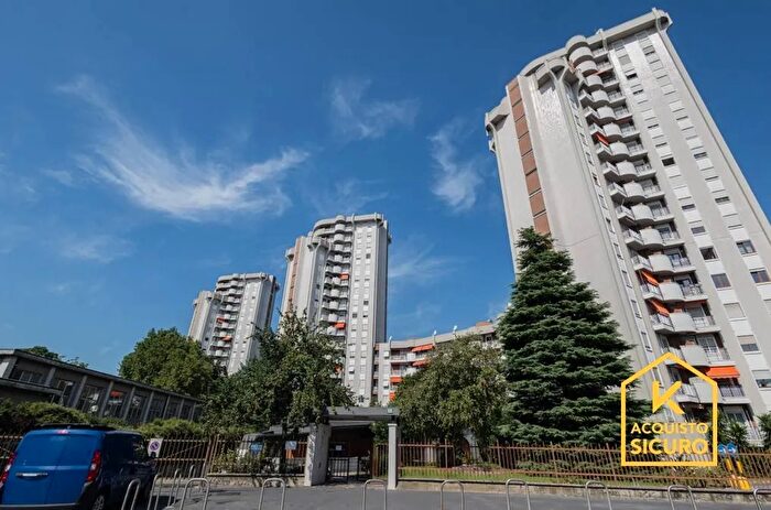 Appartamento con 5 locali in vendita in Via Emilio De Marchi, Milano