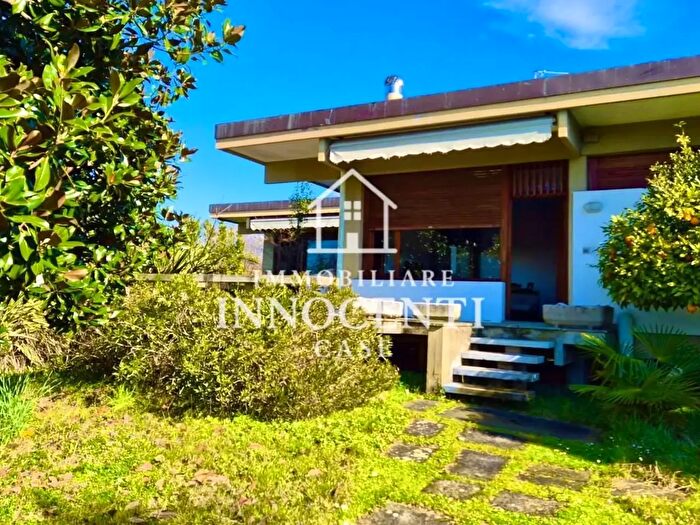 Casa con 10 locali in vendita in Pietrasanta