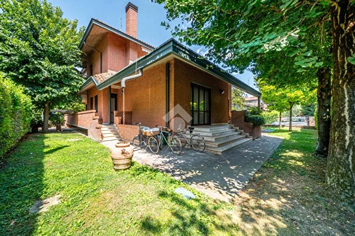 Casa con 8 locali in vendita in Via Tura Cosmè, Carpi