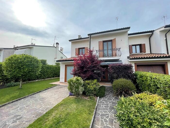 Casa con 5 locali in vendita in Via Amalteo, Pravisdomini