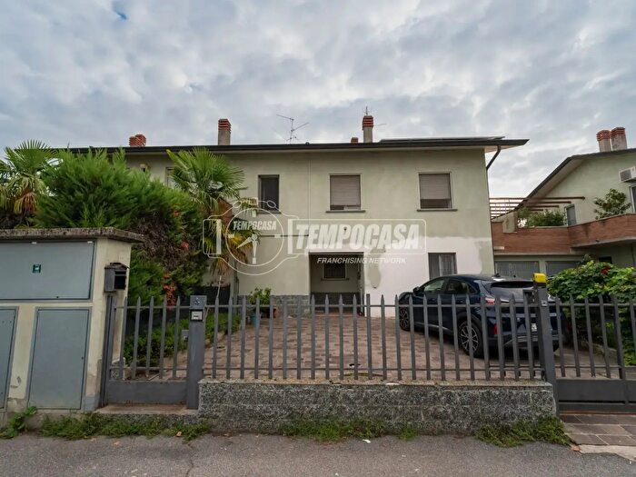 Casa con 5 locali in vendita in Via Salvo d'Acquisto, Camisano