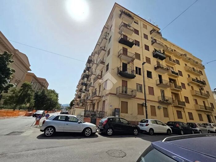 Appartamento con 5 locali in vendita in Via Archirafi, Palermo