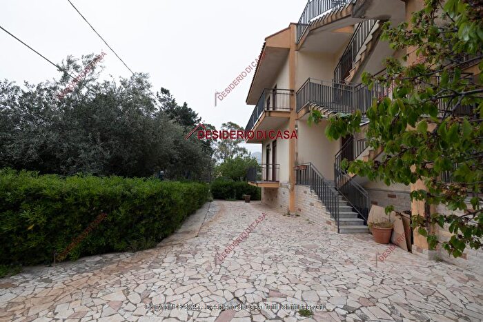 Casa con 8 locali in vendita in Torretta