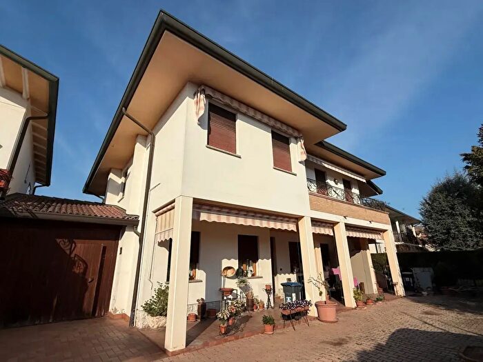 Appartamento quadrilocale in vendita in Via Otto Marzo, Campolongo Maggiore