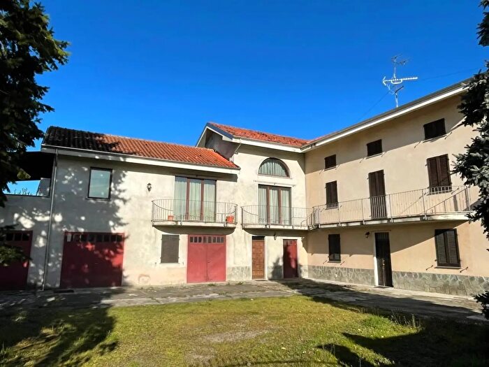 Casa con 15 locali in vendita in Strada Alessandria, Casale Monferrato