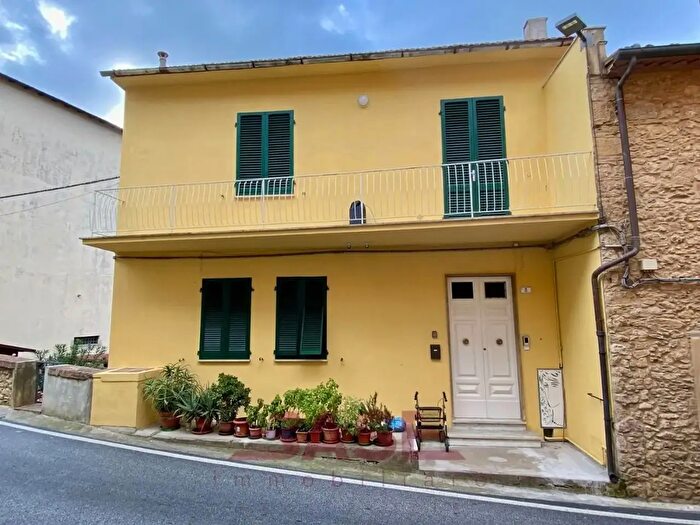Appartamento con 8 locali in vendita in Viale Vittorio Veneto, Montescudaio