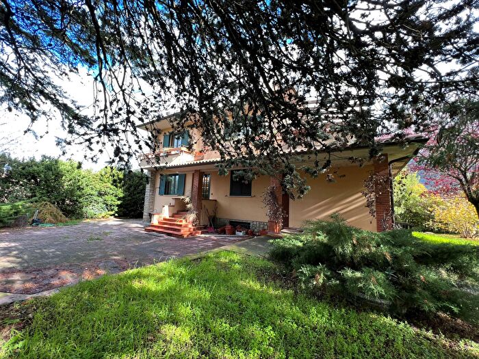 Casa con 12 locali in vendita in Frazione Rasina, Gualdo Tadino