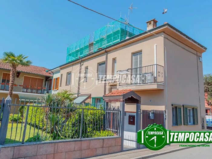 Casa trilocale in vendita in Viale Piave, Lacchiarella