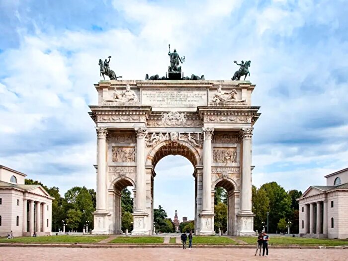 Appartamento con 7 locali in vendita in Via Gherardini, Milano