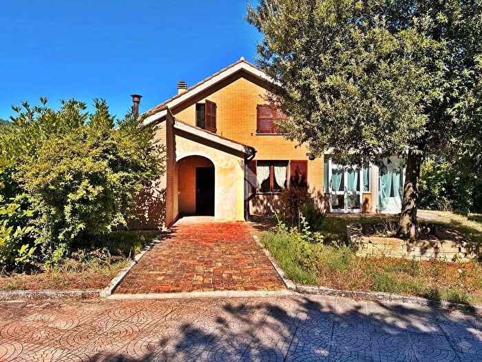 Casa con 7 locali in vendita in Frazione Collamato, Fabriano