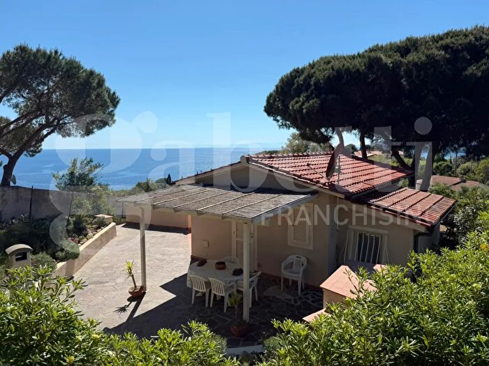 Casa con 6 locali in vendita in Capoliveri