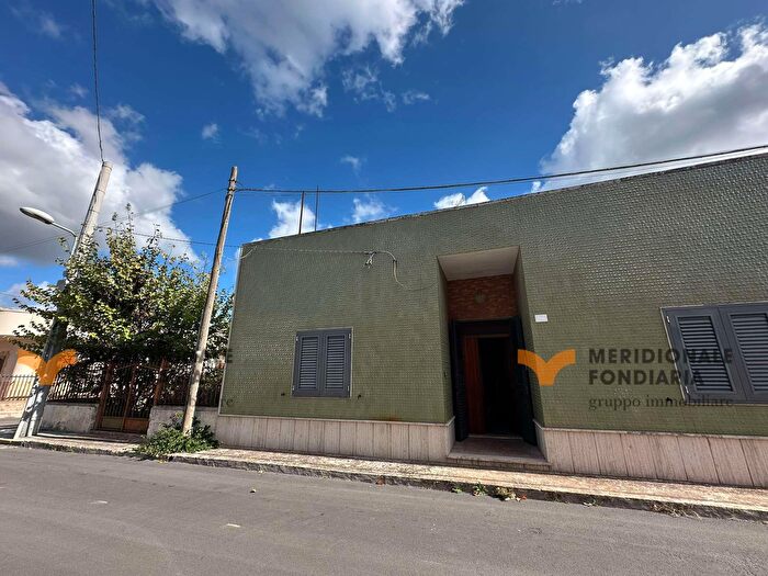 Casa con 8 locali in vendita in Via Enrico Toti, Vernole