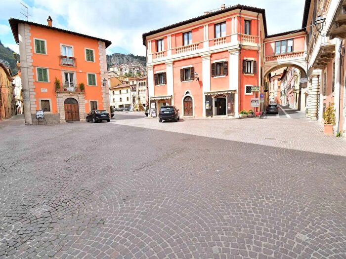 Appartamento con 6 locali in vendita in Via dei Cordoni, Tagliacozzo