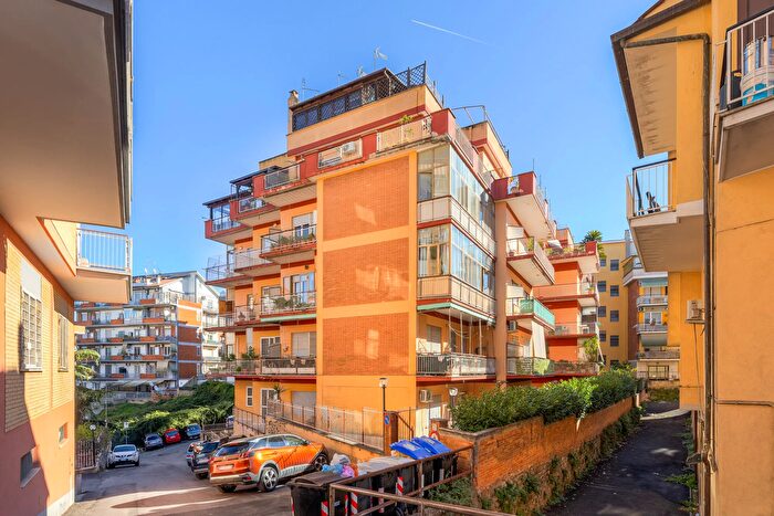 Appartamento trilocale in vendita in Via Carlo Piancastelli, Roma