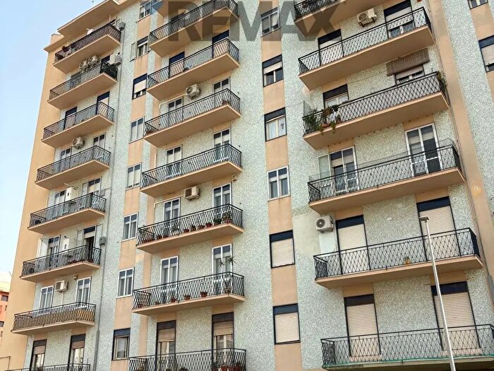 Appartamento con 7 locali in vendita in Piazza Leone Cuella, Siracusa