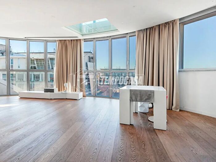 Appartamento quadrilocale in vendita in Via Valtellina, Milano