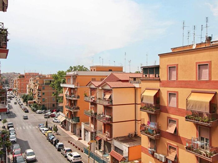 Appartamento trilocale in affitto in Via delle Robinie, Centocelle, Roma