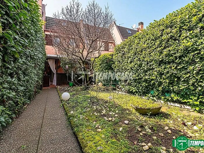 Casa quadrilocale in vendita in Via Antonio Canova, Garbagnate Milanese