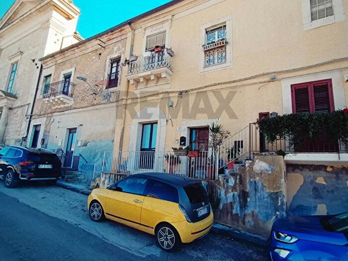 Appartamento con 5 locali in vendita in Piazza Tenente di Fazio, Ramacca